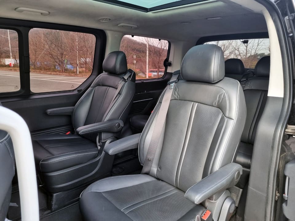 Staria Lounge interior seats